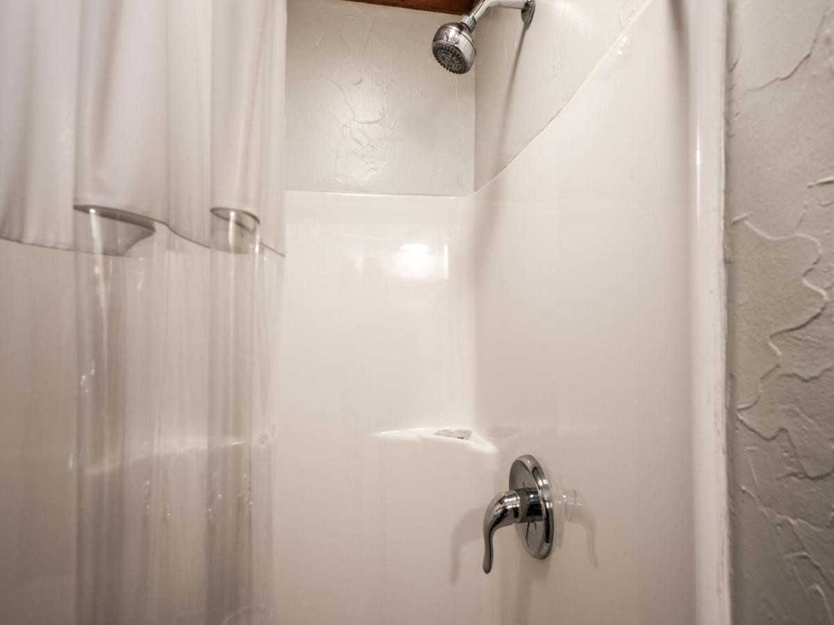 Apache Village Cabinette 11, Queen Bed, Midtown, Sleeps 2 Ruidoso Exterior photo